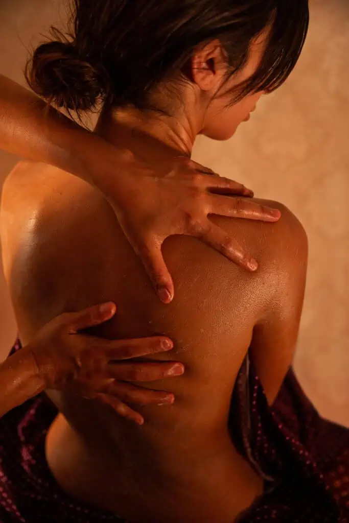 Woman receiving a professional back massage at Armonía Natural Massage Therapy.